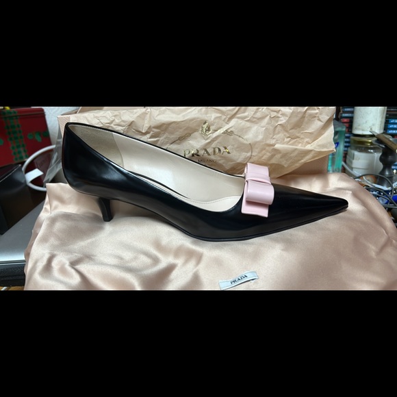 Authentic Prada black leather with pink bow new in original box size Eu 38/7-7,5 - Picture 3 of 6